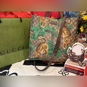 AUTHENTIC GUCCI GG Supreme Bengal Tiger Tote w/Crossbody Strap. COA.